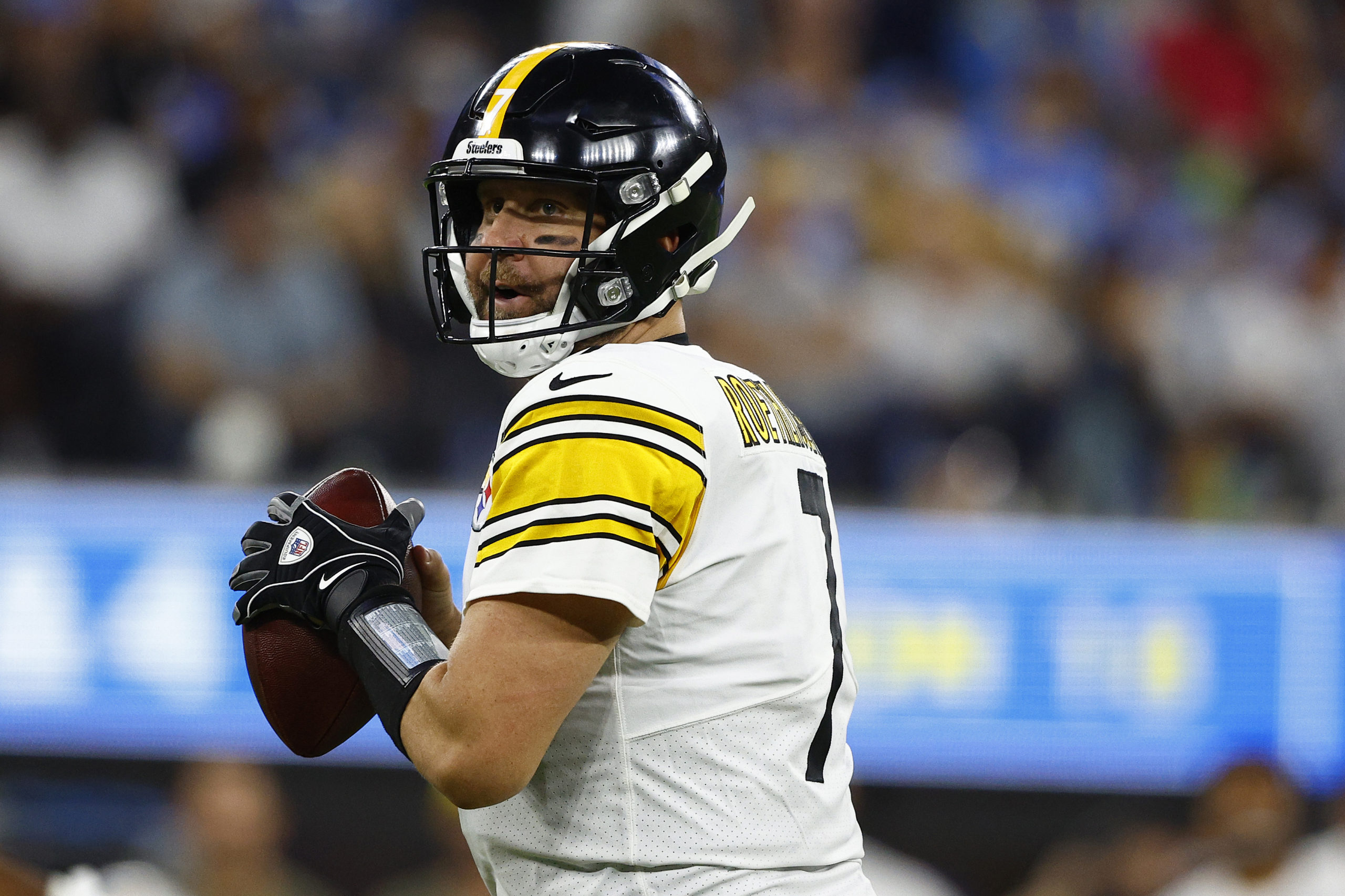 INGLEWOOD, CALIFORNIA - NOVEMBER 21: Ben Roethlisberger #7 of the Pittsburgh Steelers looks to pass against the Los Angeles Chargers during the second half at SoFi Stadium on November 21, 2021 in Inglewood, California. (Photo by Ronald Martinez/Getty Images)
