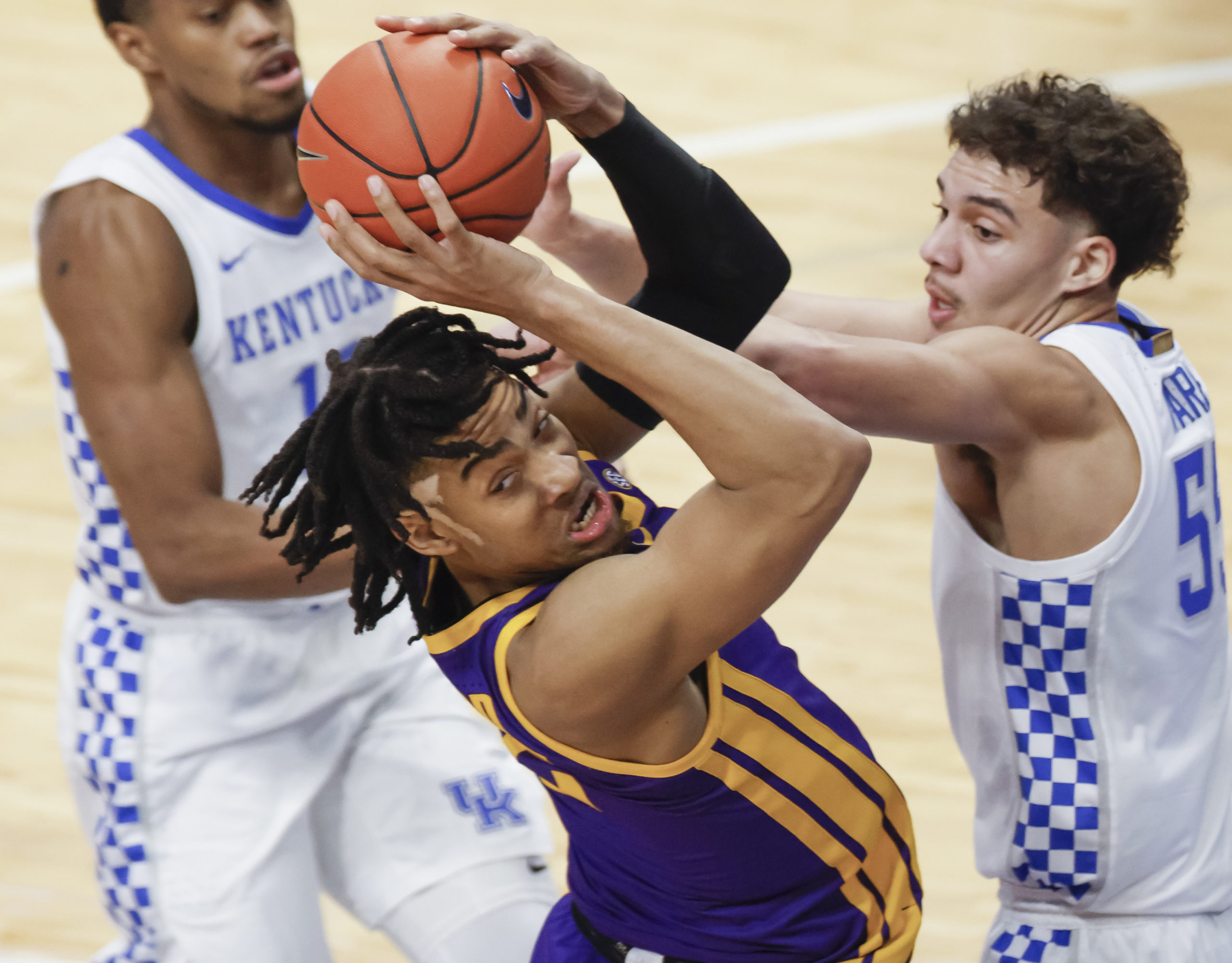 LEXINGTON, KY - JANUARY 23: Trendon Watford #2 of the LSU Tigers looks for an teammate to pass the ball off as Lance Ware #55 of the Kentucky Wildcats defends during the first half at Rupp Arena on January 23, 2021 in Lexington, Kentucky. (Photo by Michael Hickey/Getty Images)