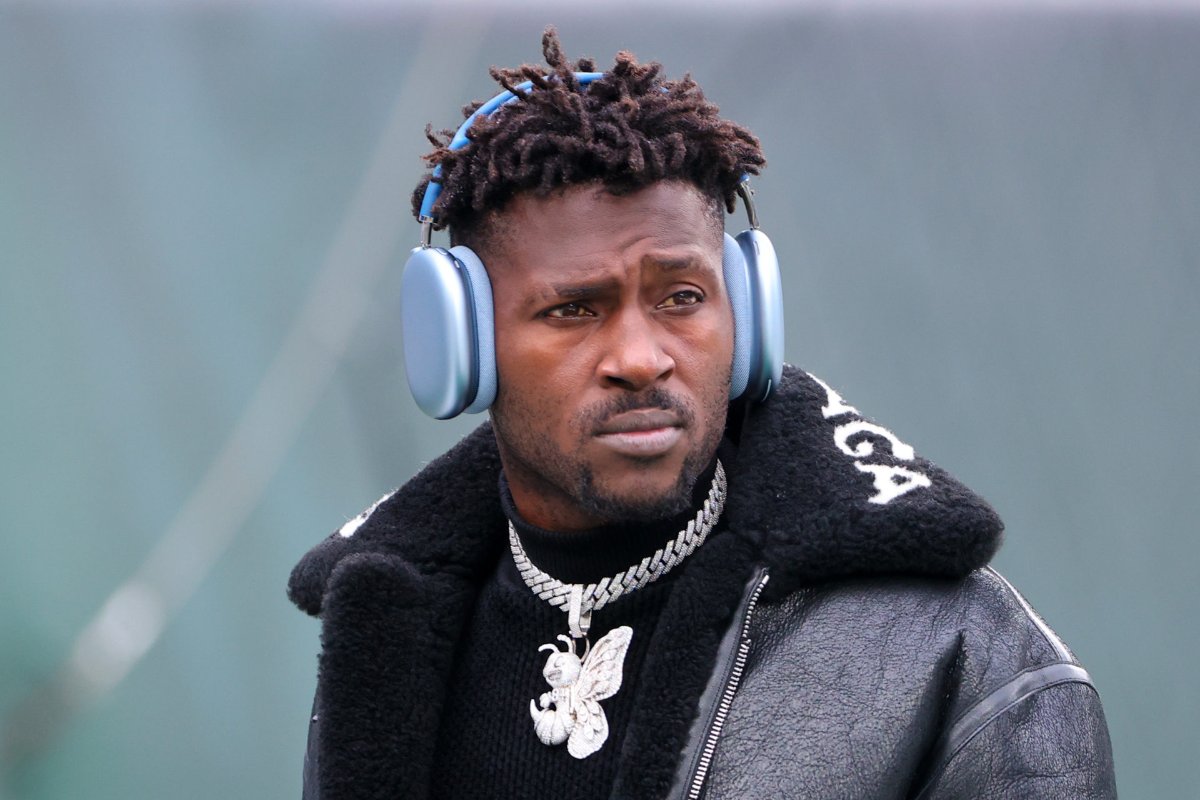 Antonio Brown calls Colin Kaepernick 'trash'