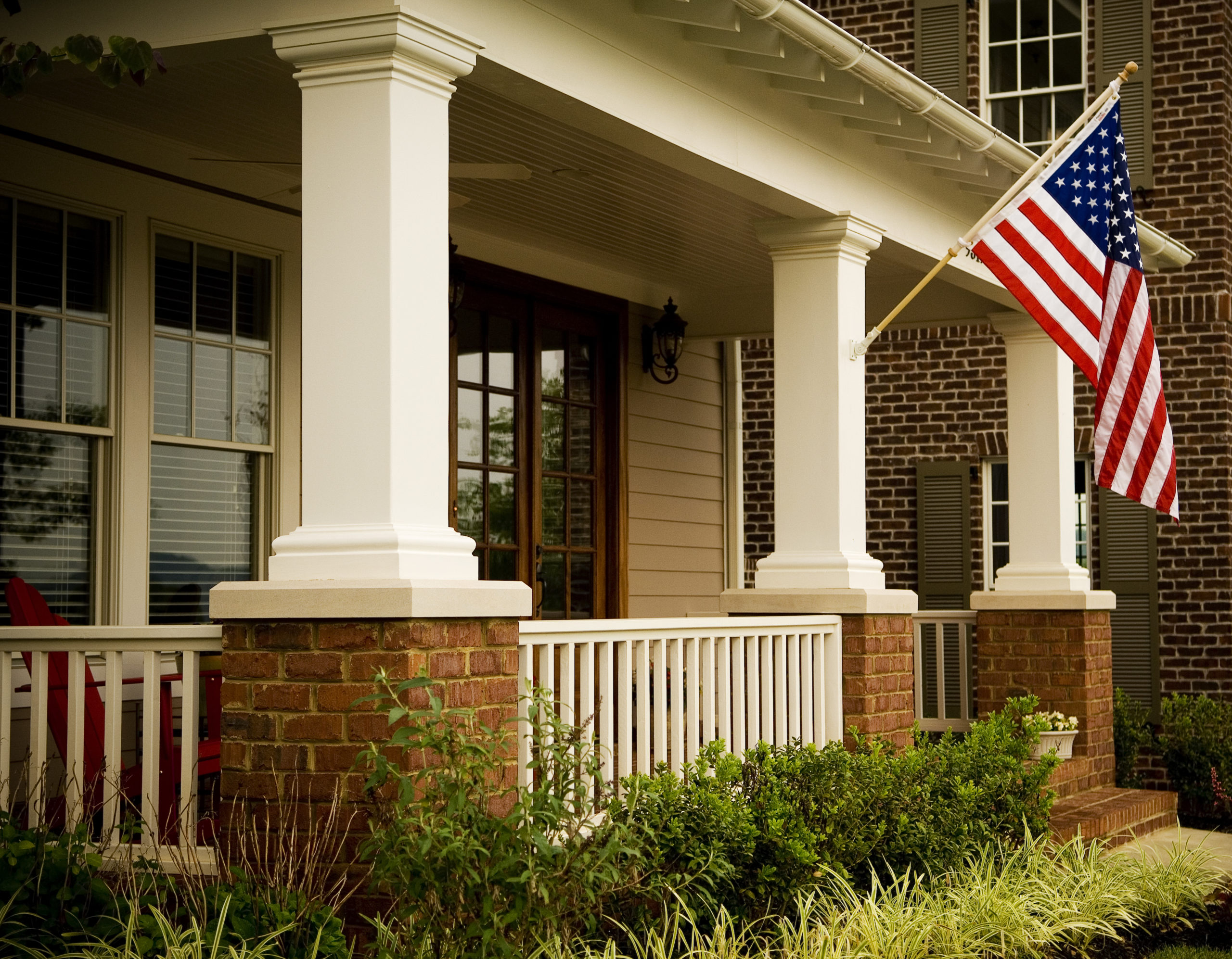 Flag house. Флаг США на доме. Американский дом с террасой и флагом. Дом с американским флагом. Country House флаги.