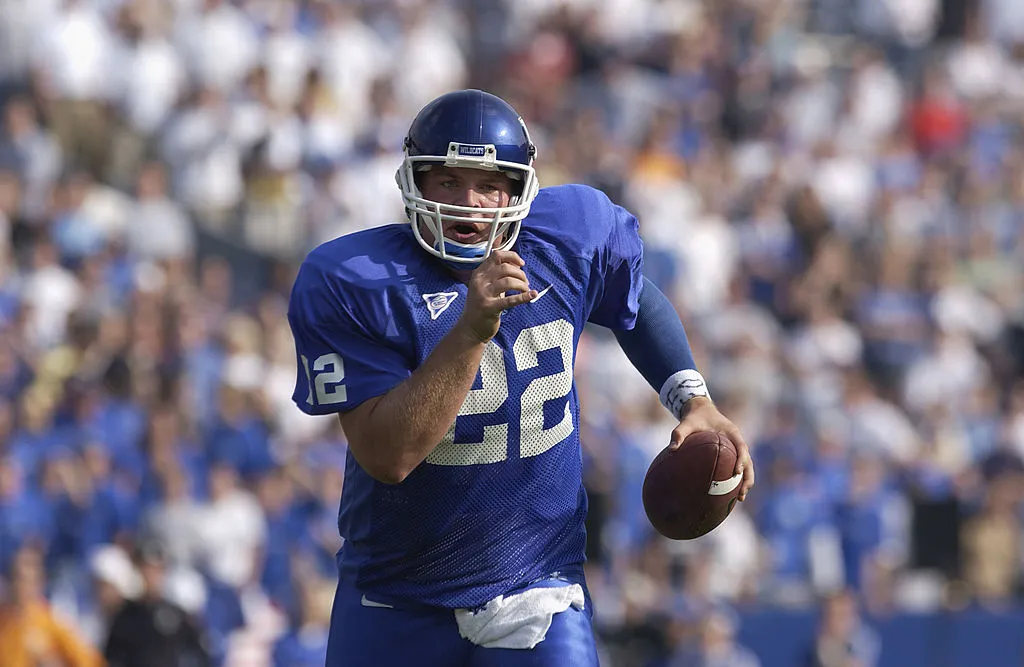 LEXINGTON, KY - NOVEMBER 17:  Quarterback Jared Lorenzen #22 of the Kentucky Wildcats runs with the ball during the SEC football game against the Tennessee Volunteers on November 17, 2001 at Commonwealth Stadium in Lexington, Kentucky. Tennessee won 38-35. (Photo by Elsa/Getty Images)