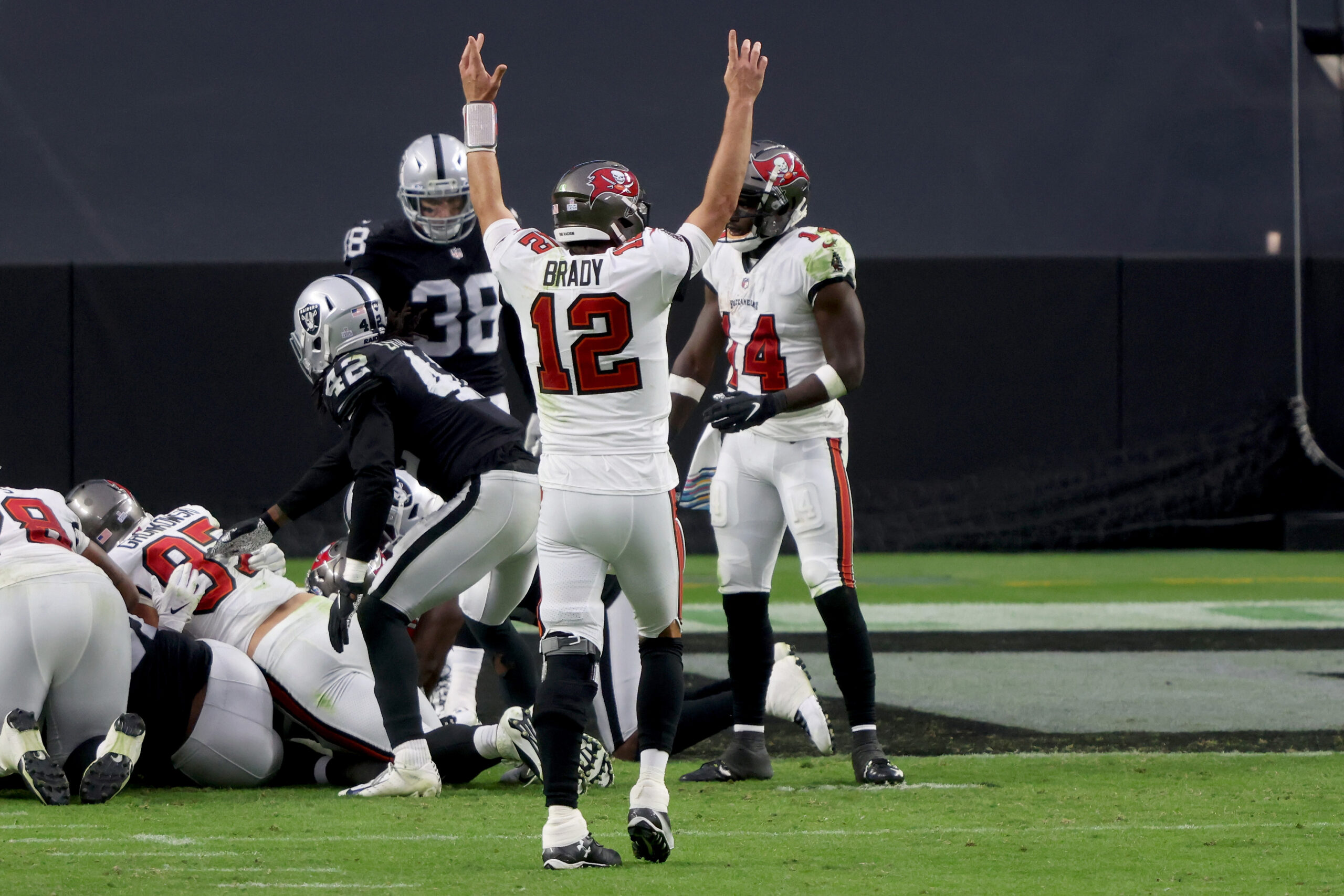 LAS VEGAS, NEVADA - OCTOBER 25: Tom Brady #12 of the Tampa Bay Buccaneers celebrates after scoring a touchdown in the fourth quarter against the Las Vegas Raiders at Allegiant Stadium on October 25, 2020 in Las Vegas, Nevada. (Photo by Jamie Squire/Getty Images)