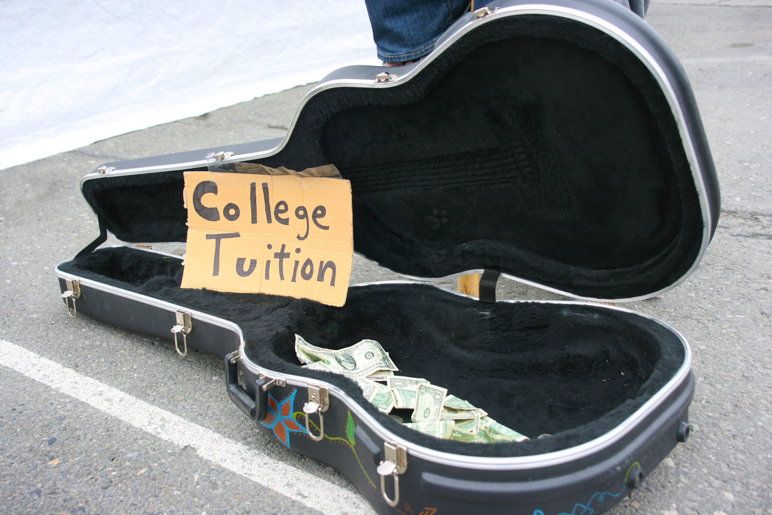 Scrambling for Scratch? Here Are 9 College Side Hustles