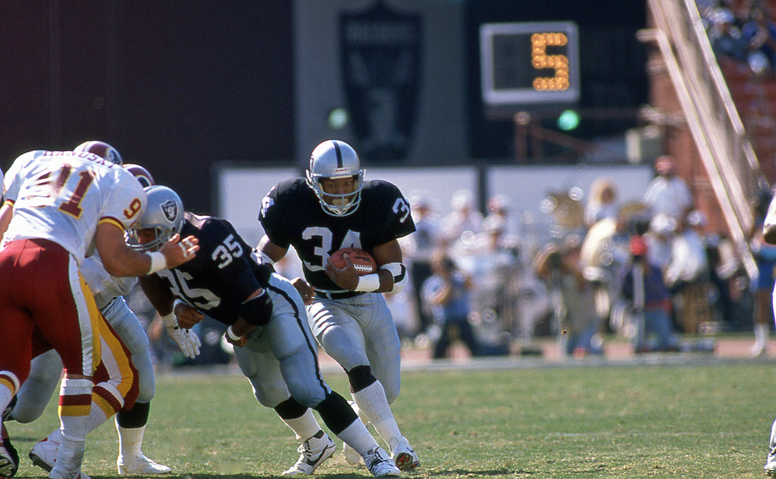 LOS ANGELES, CA - CIRCA 1987: Bo Jackson of the Los Angeles Raiders rushes against the Washington Redskins at the Coliseum circa 1987 in Los Angeles, California.  (Photo by Owen C. Shaw/Getty Images)