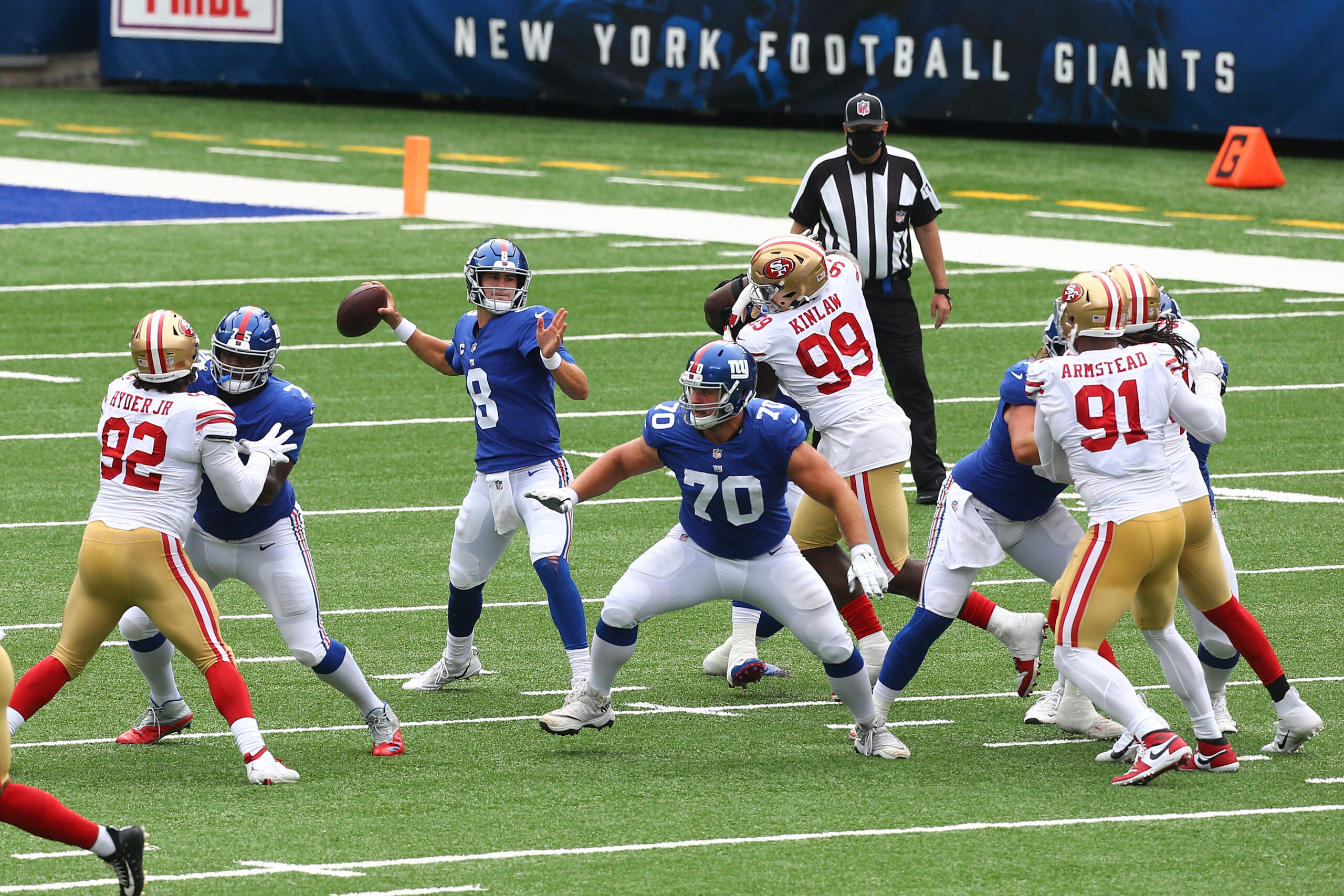 EAST RUTHERFORD, NEW JERSEY - SEPTEMBER 27: Daniel Jones #8 of the New York Giants in action against the San Francisco 49ers at MetLife Stadium on September 27, 2020 in East Rutherford, New Jersey. San Francisco 49ers defeated the New York Giants 36-9. (Photo by Mike Stobe/Getty Images)